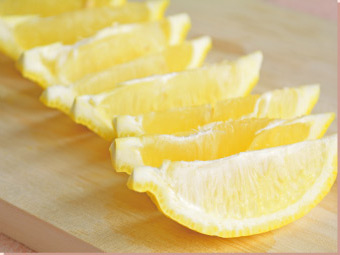 「レモンソルト」の作り方（レモンをカットする）