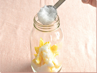 「塩レモン」の作り方（塩と交互にビンに入れる）